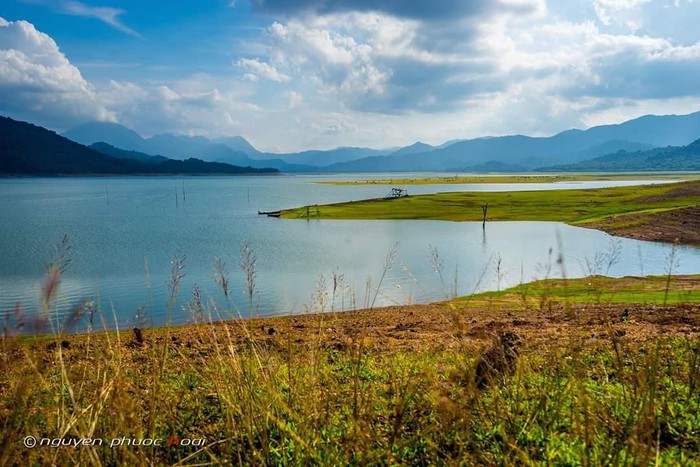 Hồ Núi Một, nơi giao thoa giữa những vẻ đẹp của đất trời, mây nước - Ảnh: Nguyễn Phước Hoài